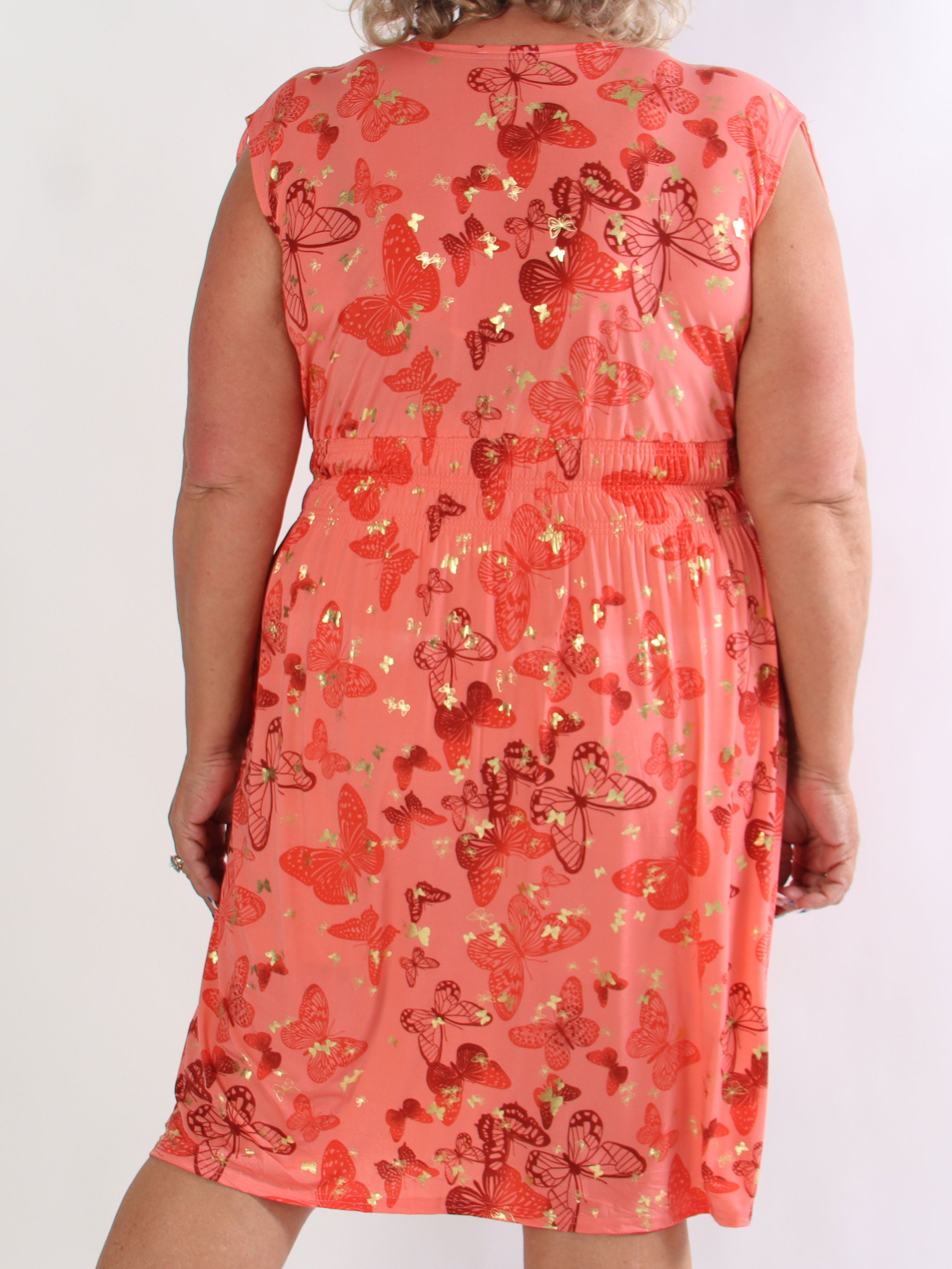 Pams Butterfly Sleeveless Short - Elastisk plus size klänning med fjärilstryck och smock i midjan